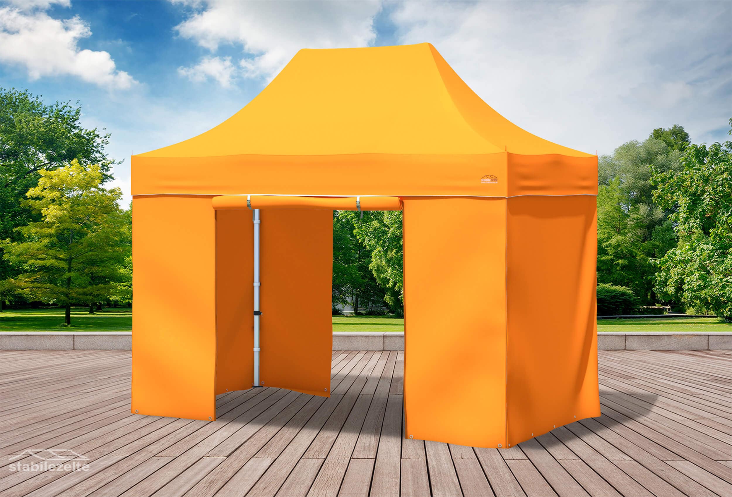 Orangener Faltpavillon mit geschlossenen Seitenteilen und Türen 3 x 2m in einem Park