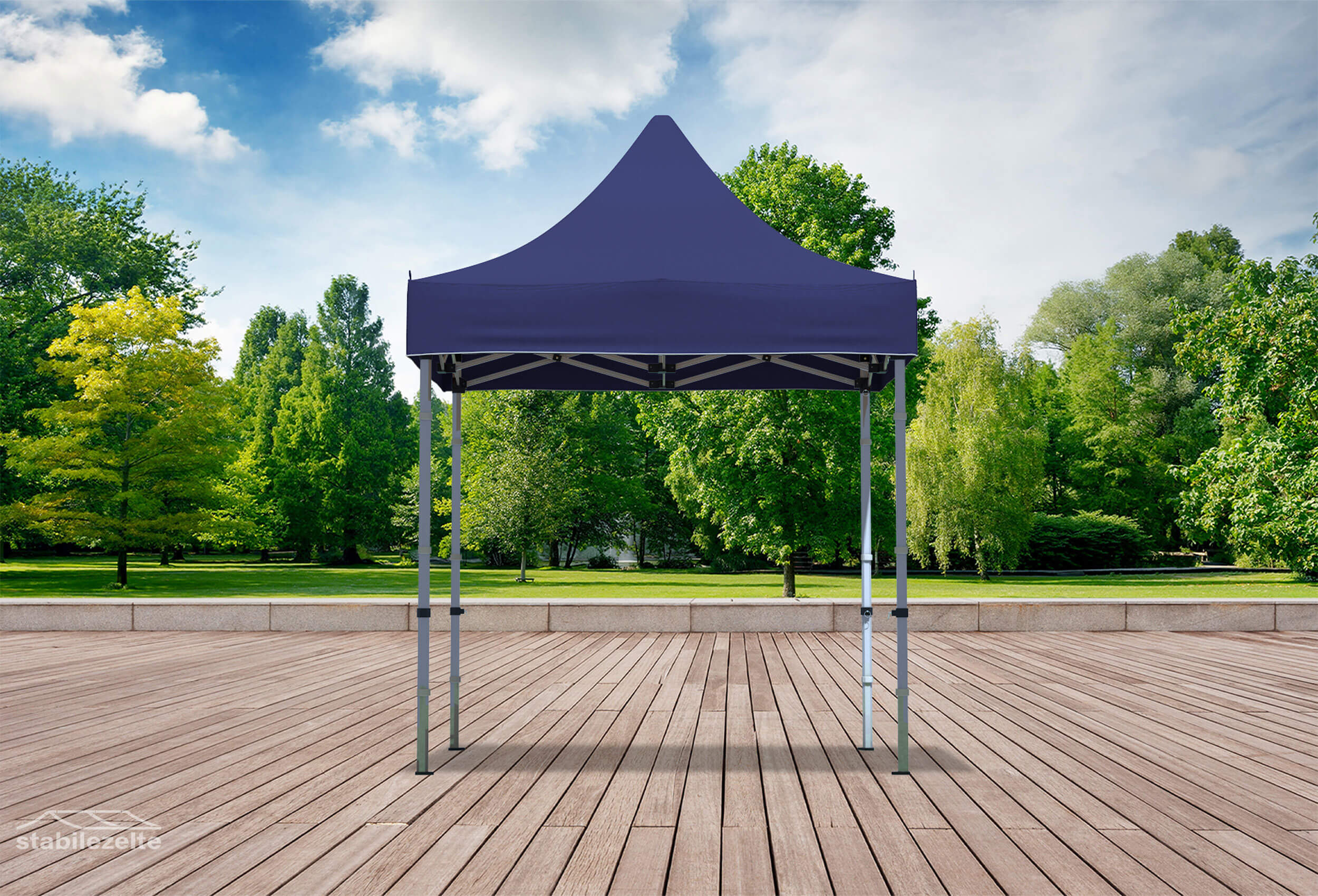 Blauer Faltpavillon ohne Seitenteile 2 x 2m in einem Park