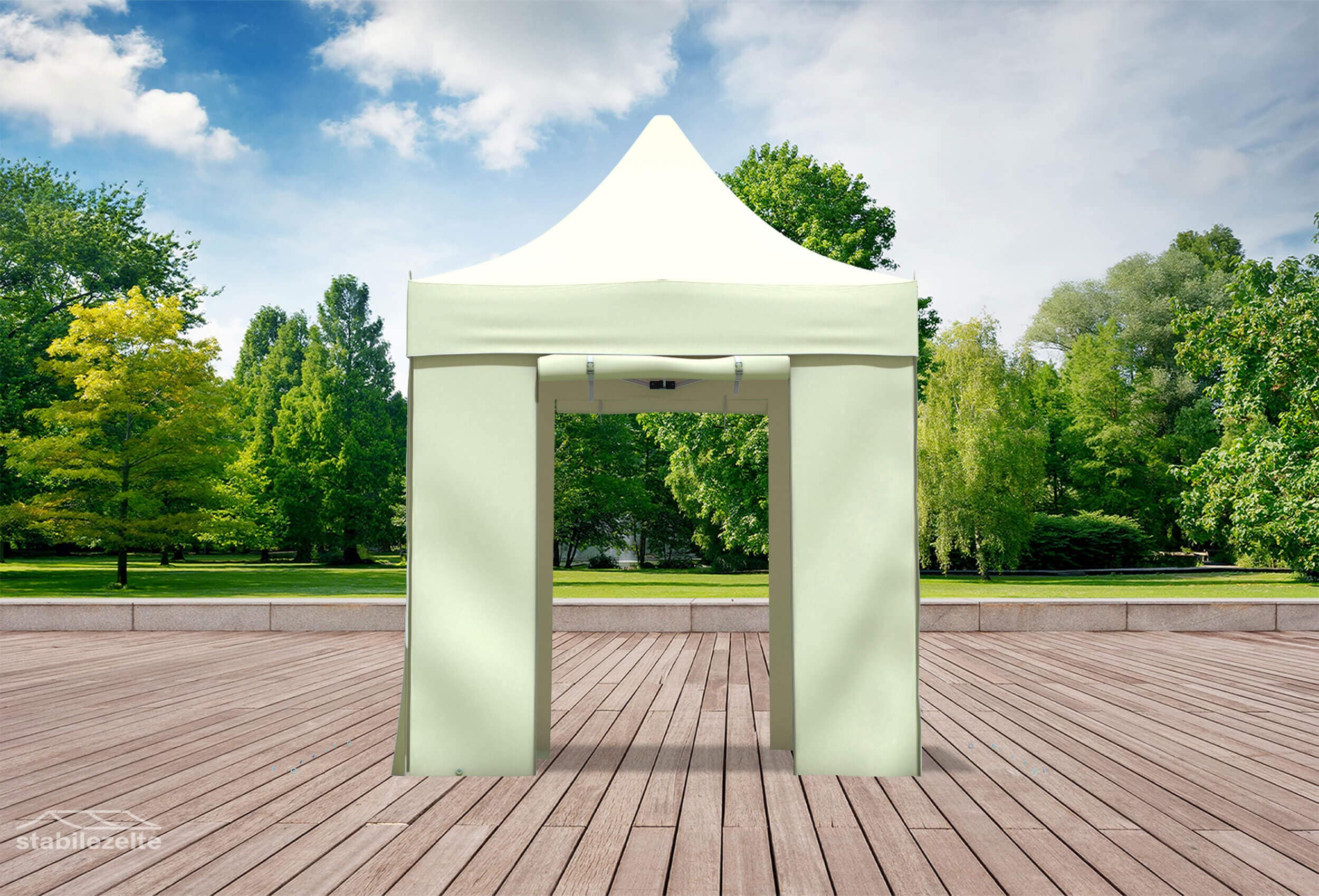 Beiger Faltpavillon mit geöffneten Türen 2 x 2m in einem Park
