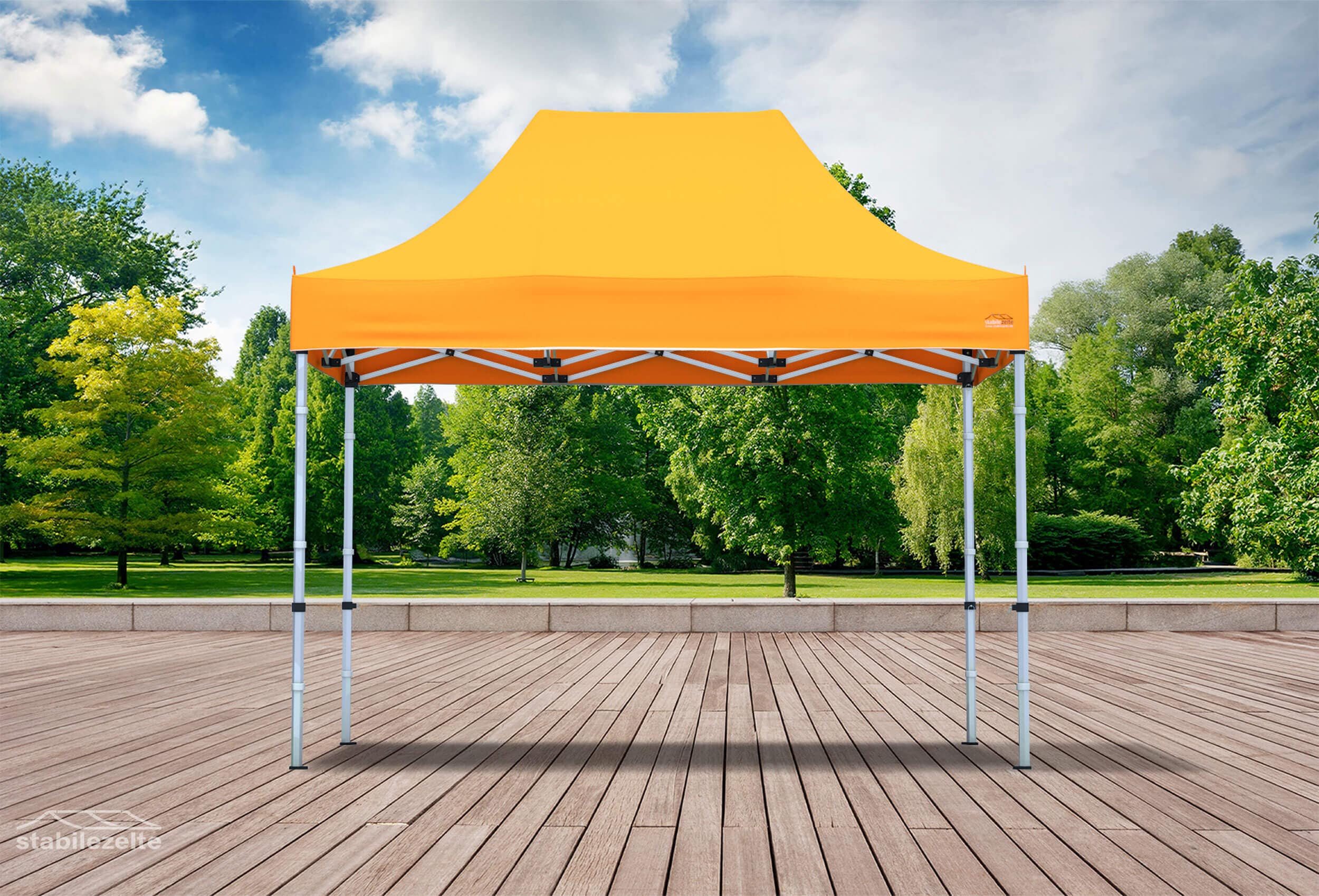 Orangener Faltpavillon ohne Seitenteile 3 x 2m in einem Park