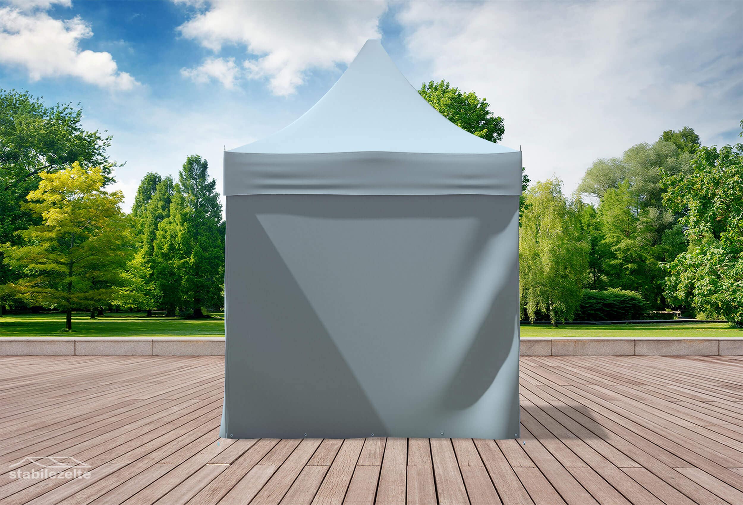 Grauer Faltpavillon mit geschlossenen Seitenteilen 2 x 2m in einem Park