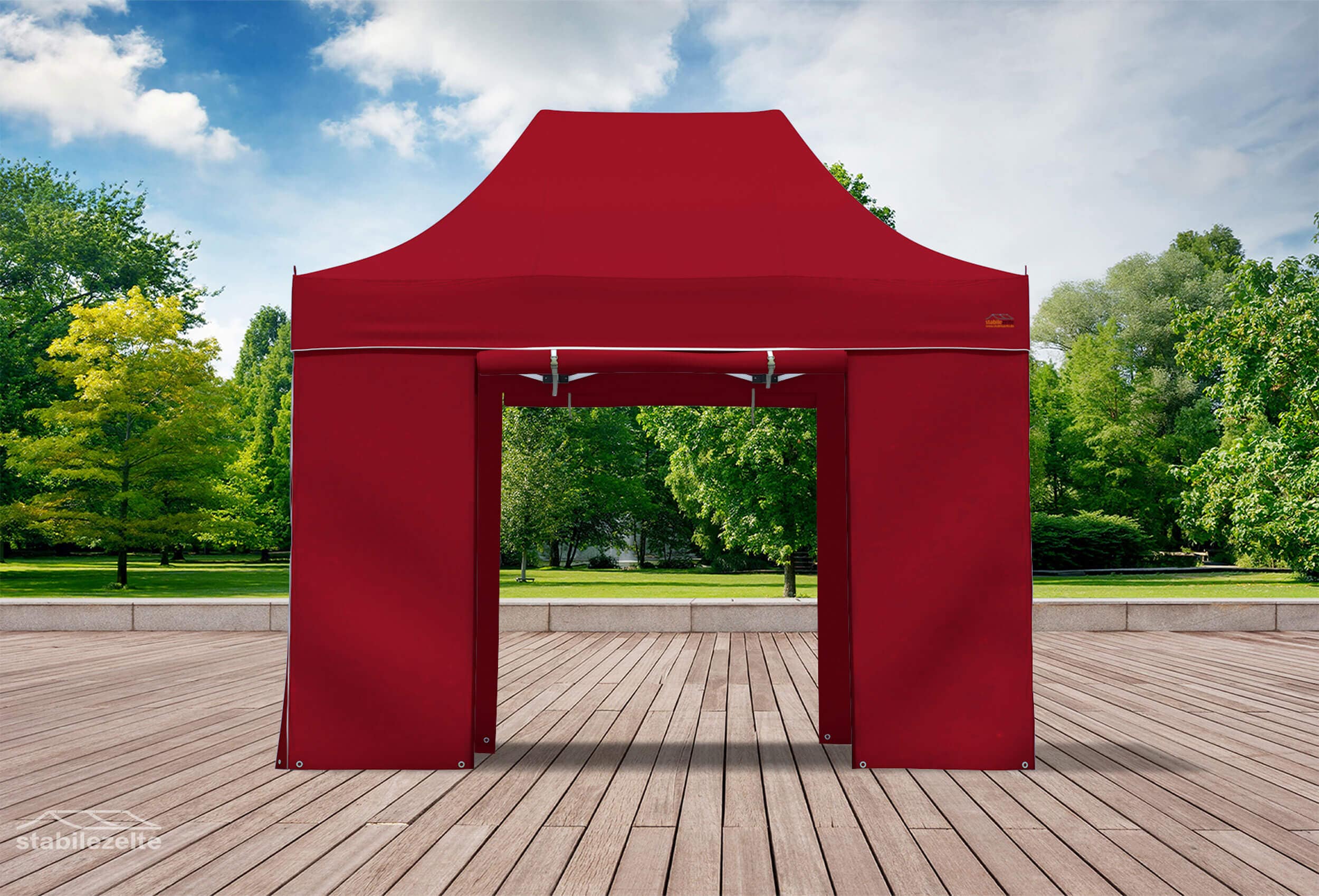 Bordeauxfarbener Faltpavillon mit geöffneten Türen 3 x 2m in einem Park