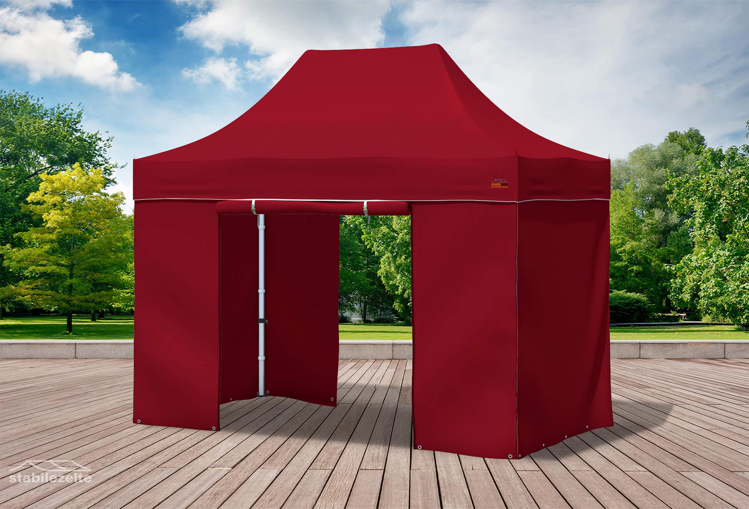Bordeauxfarbener Faltpavillon mit geschlossenen Seitenteilen und Türen 3 x 2m in einem Park