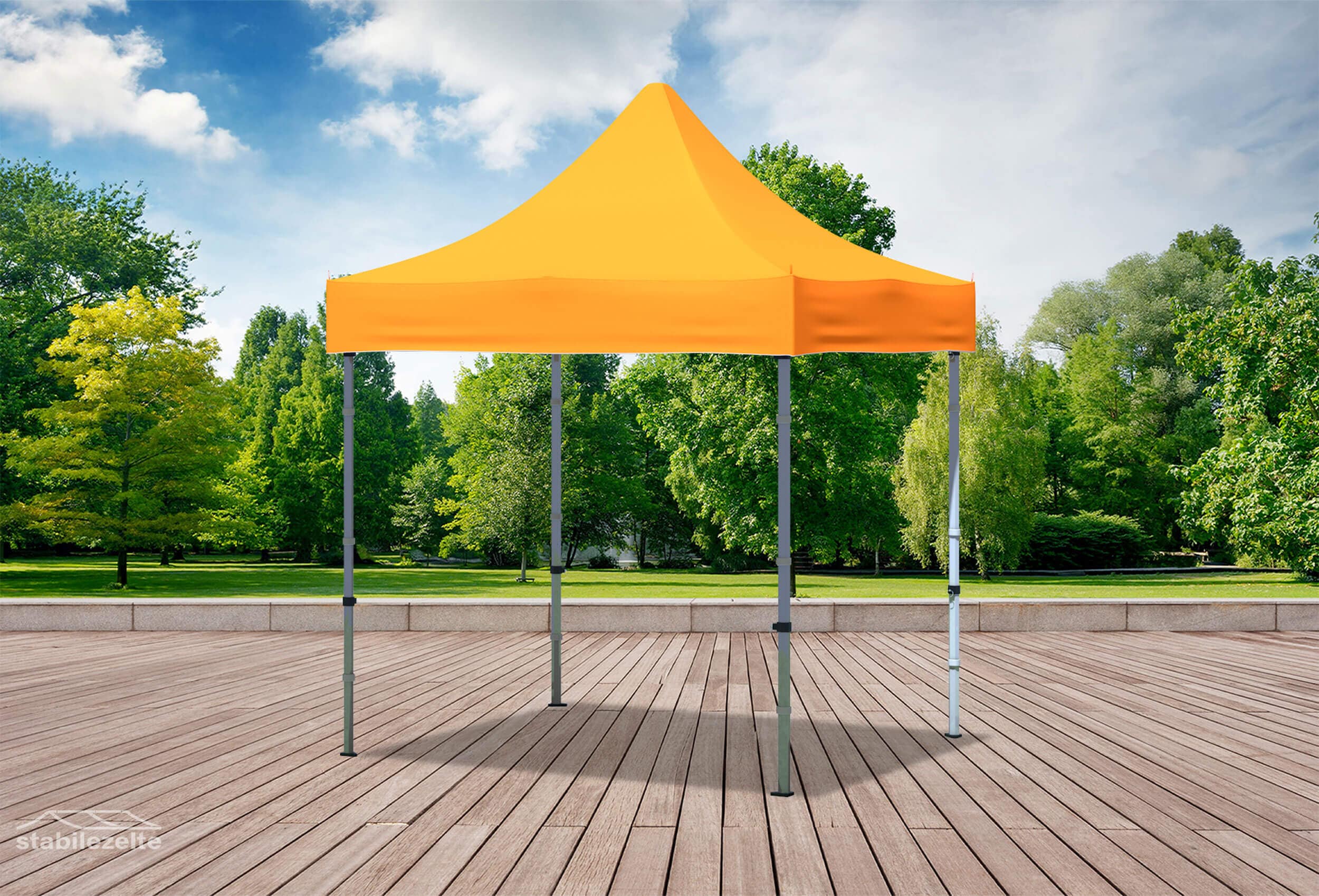 Orangener Faltpavillon ohne Seitenteile 2 x 2m in einem Park