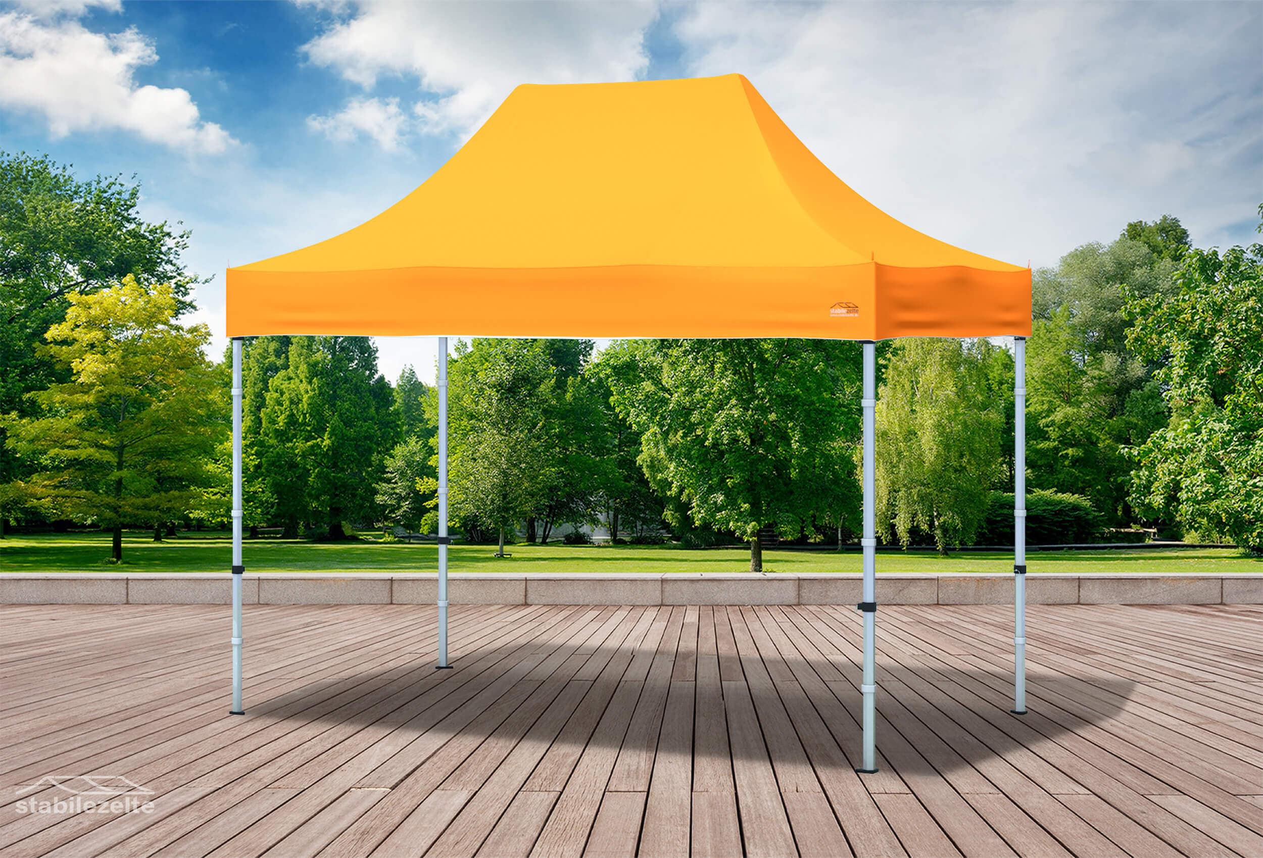 Orangener Faltpavillon ohne Seitenteile 3 x 2m in einem Park