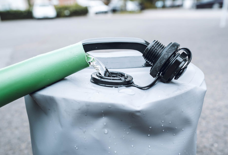 Wassertasche_2025_WasserEinfuellen_2_K