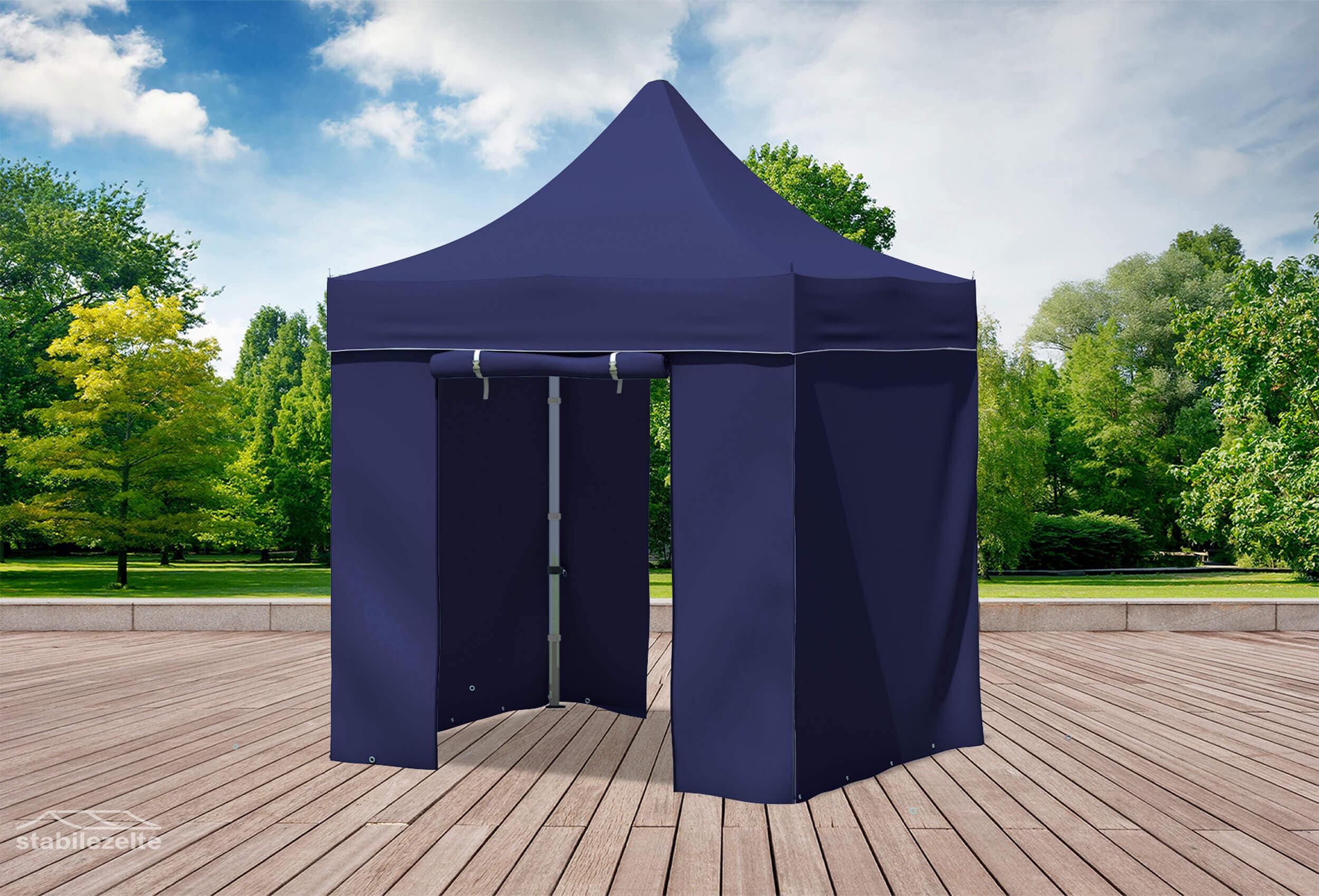 Blauer Faltpavillon mit geschlossenen Seitenteilen und Türen 2 x 2m in einem Park