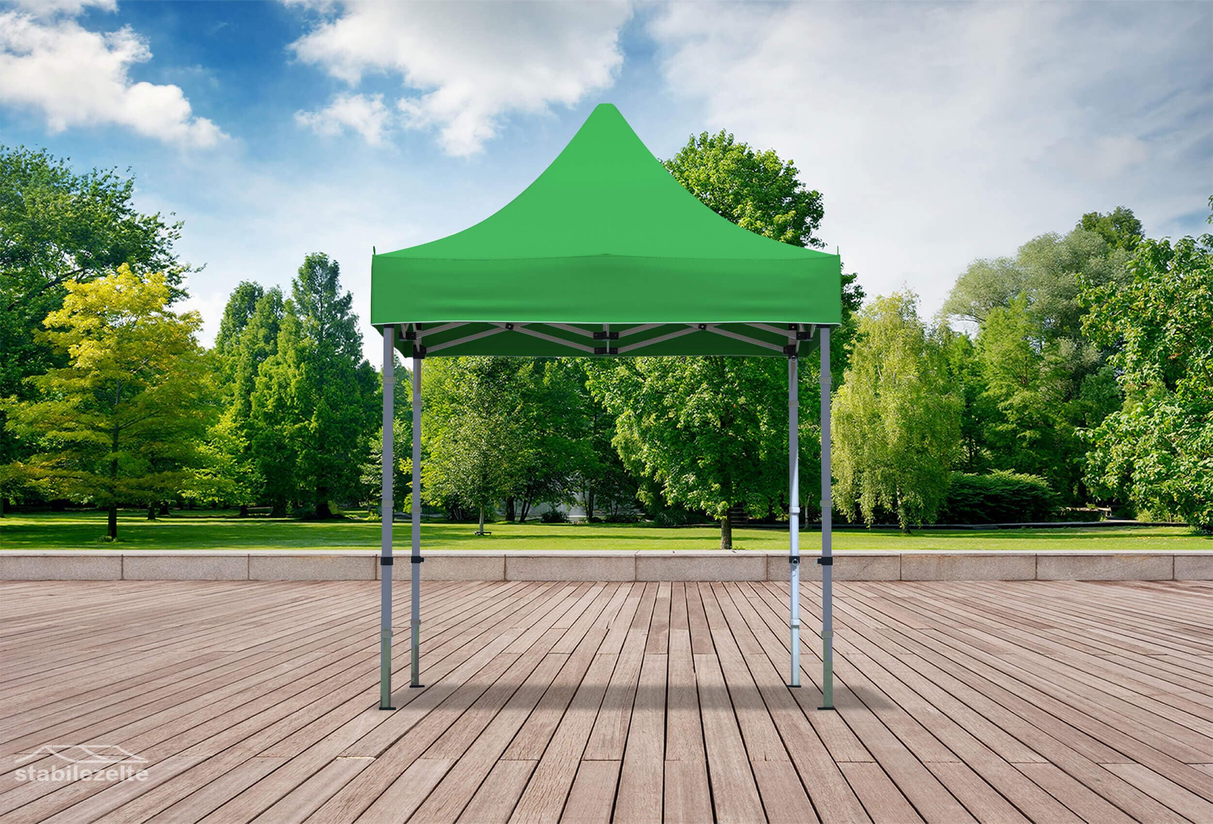 Grüner Faltpavillon ohne Seitenteile 2 x 2m in einem Park