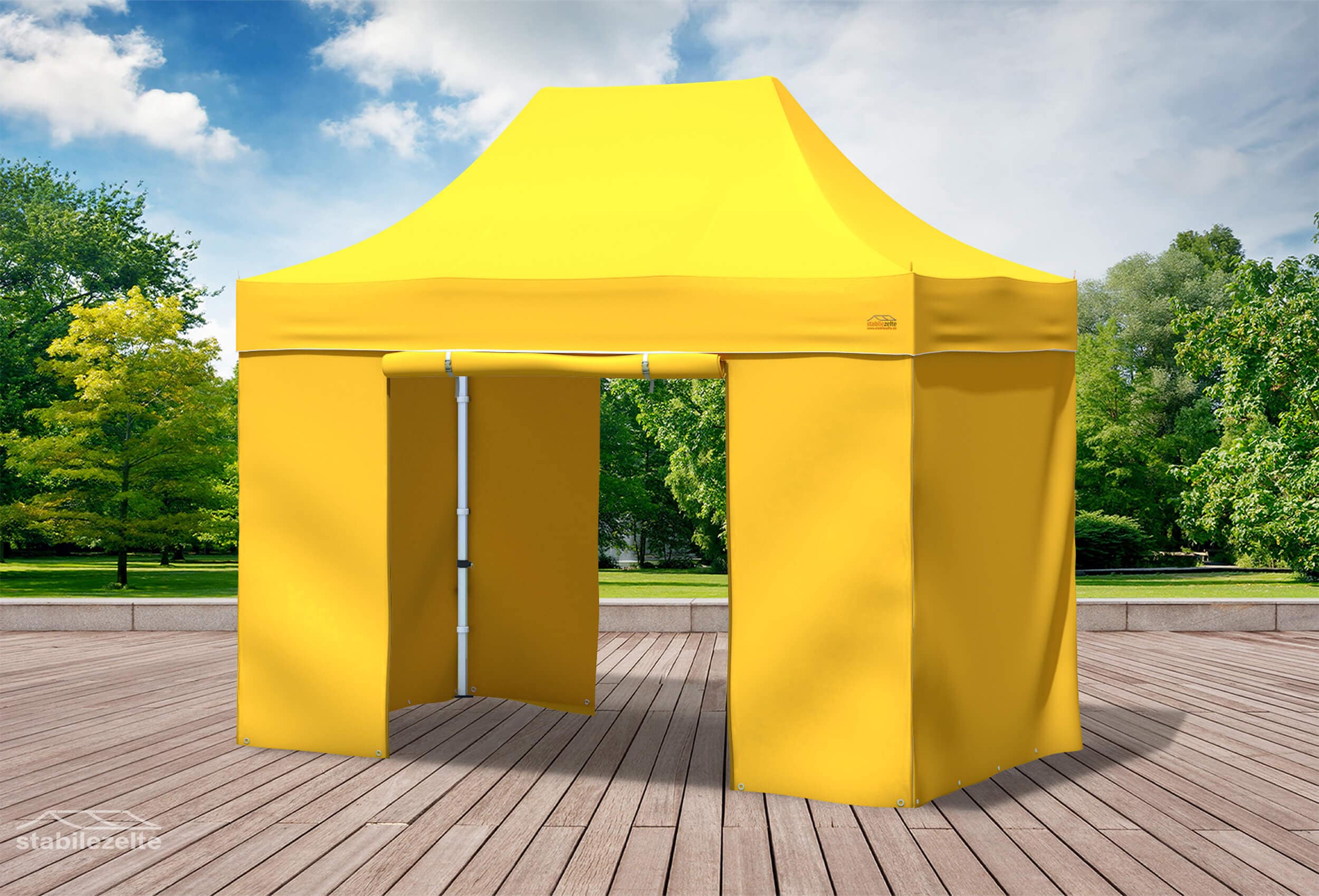 Gelber Faltpavillon mit geschlossenen Seitenteilen und Türen 3 x 2m in einem Park